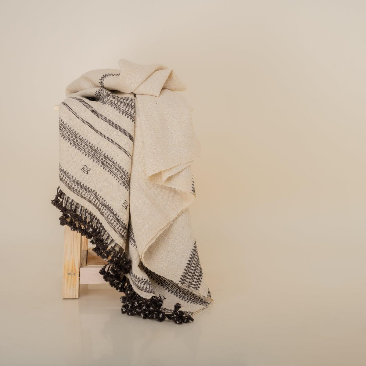 Vajra white handwoven Indian wool throw blanket – view 3