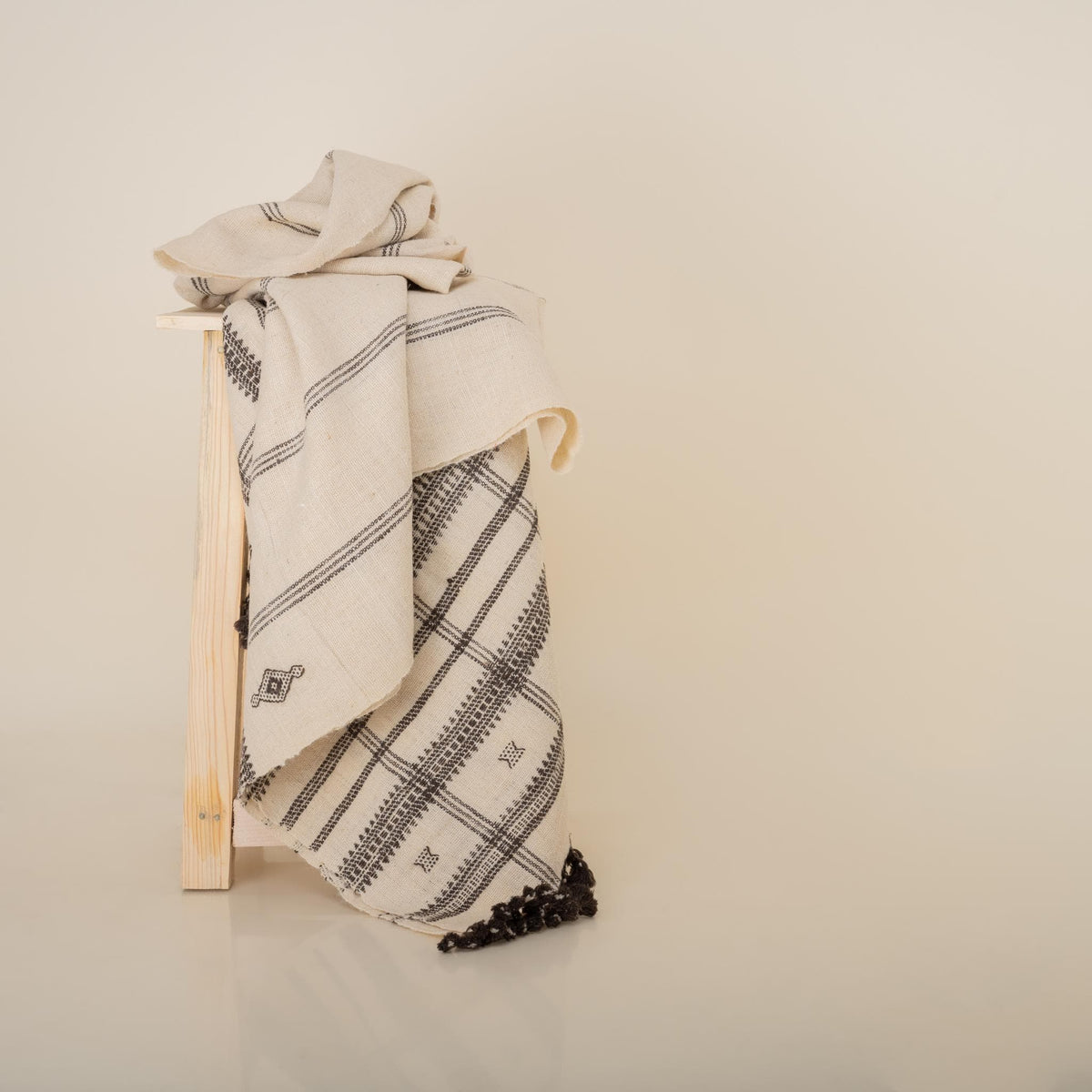 Pearl off white handwoven Indian wool throw blanket – view 13