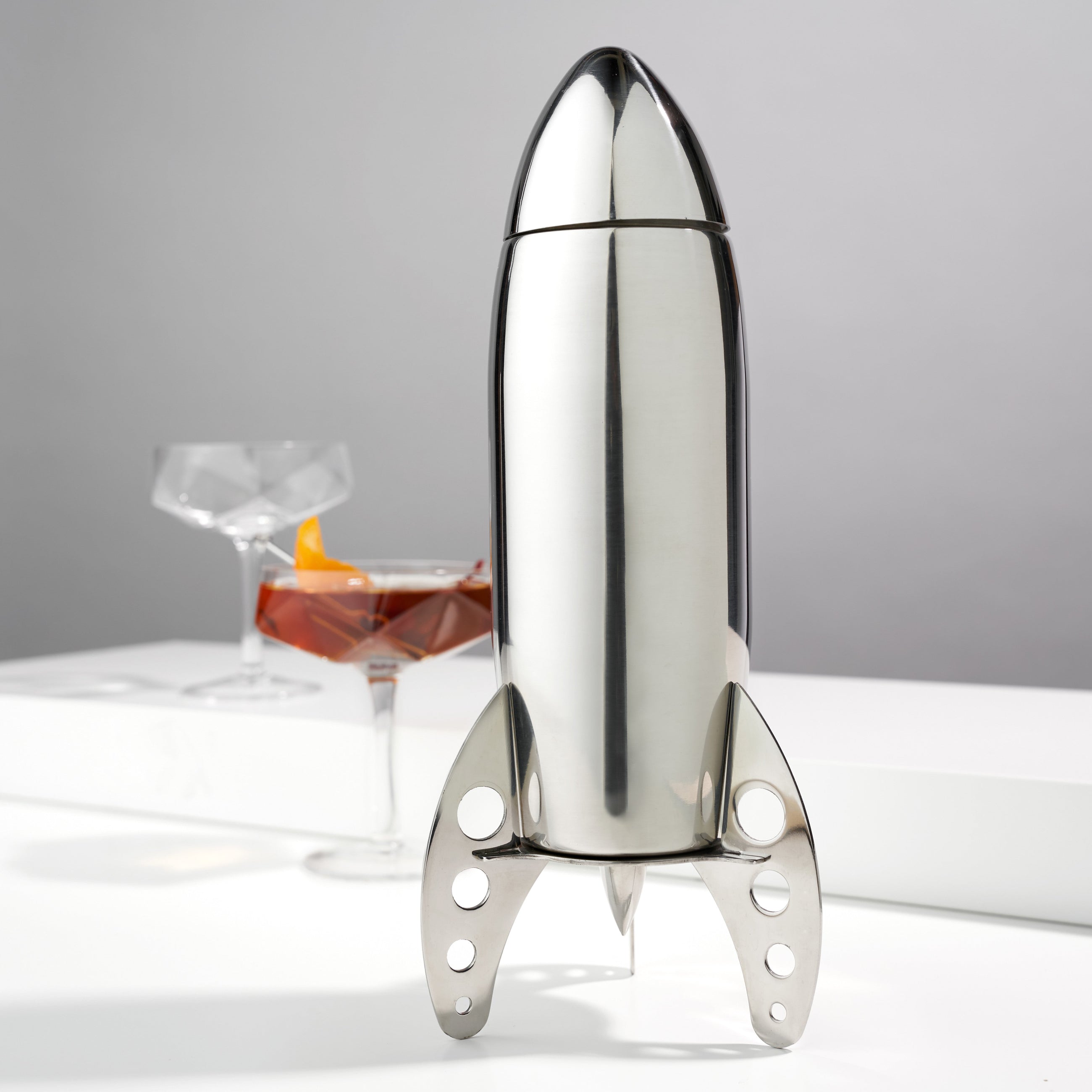 Rocket-shaped cocktail shaker with built-in strainer