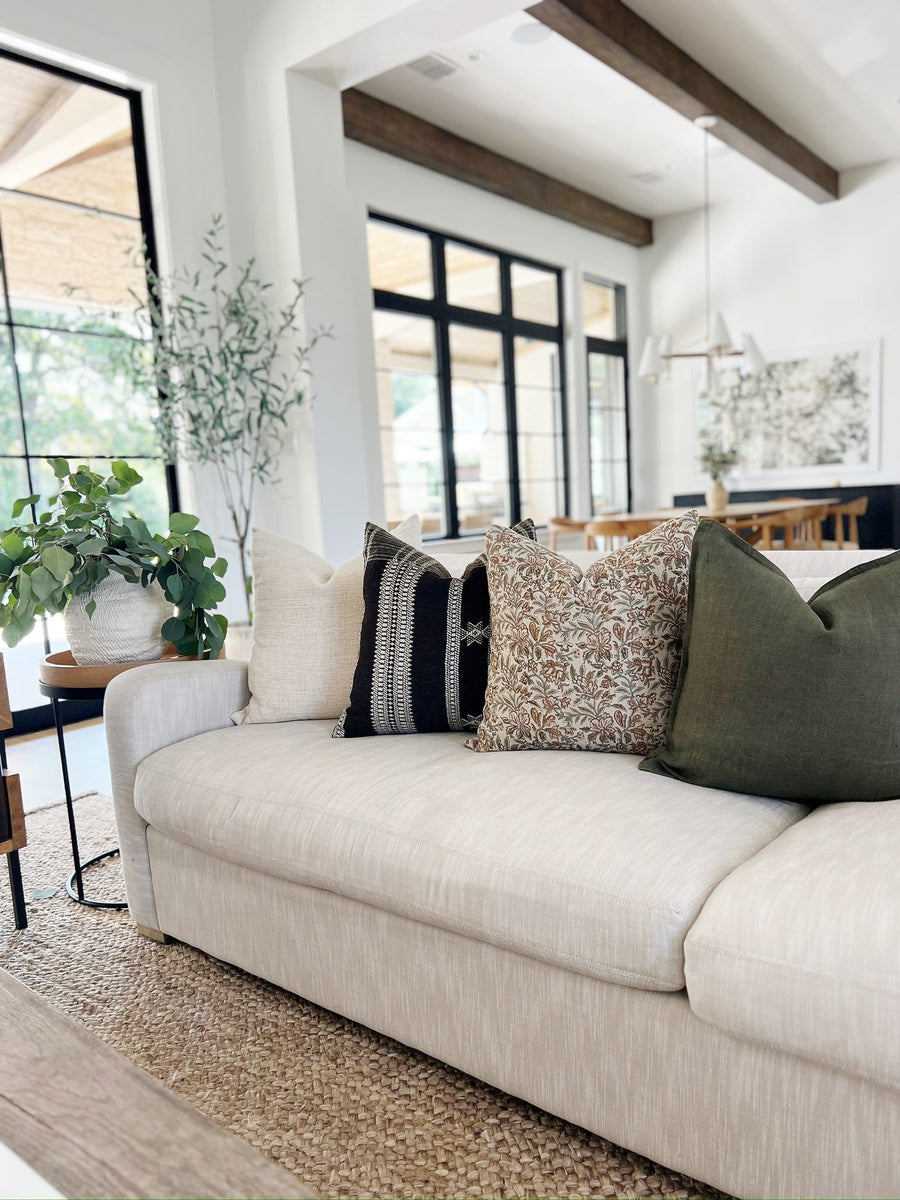 How to Arrange the Best Pillows for Sectional Sofas and Large Couches