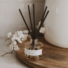 Long-lasting home fragrance diffuser with amber and oakmoss