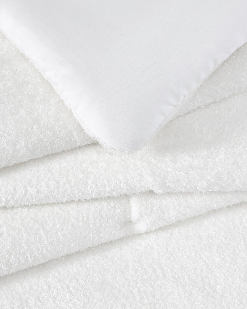 Close-up of stitch detailing on Cloud Silque Comforter fabric