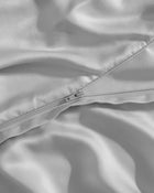 Luxurious silky duvet cover with zip closure and ties