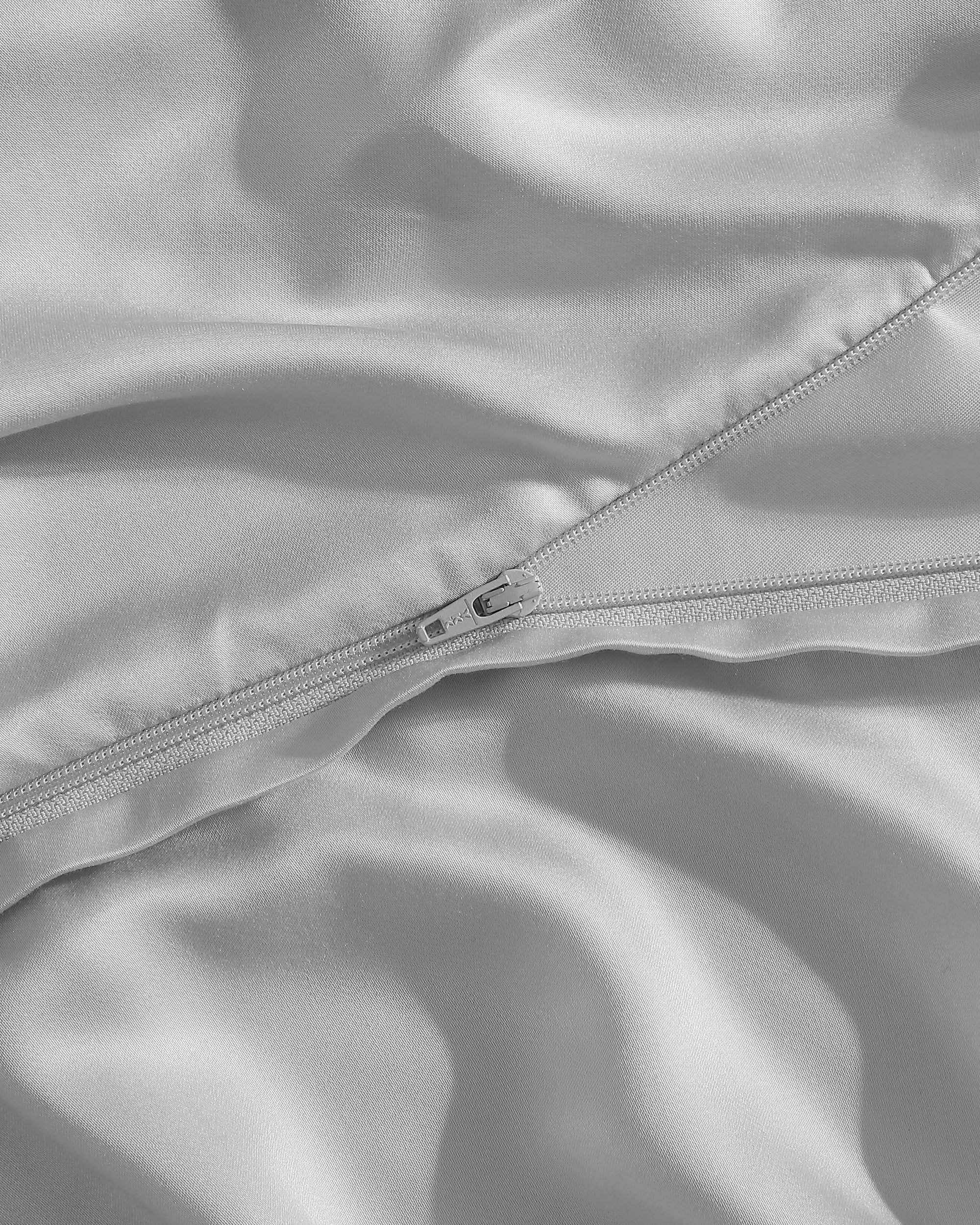 Luxurious silky duvet cover with zip closure and ties