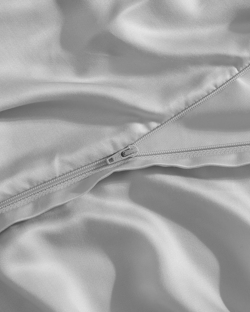 Luxurious silky duvet cover with zip closure and ties
