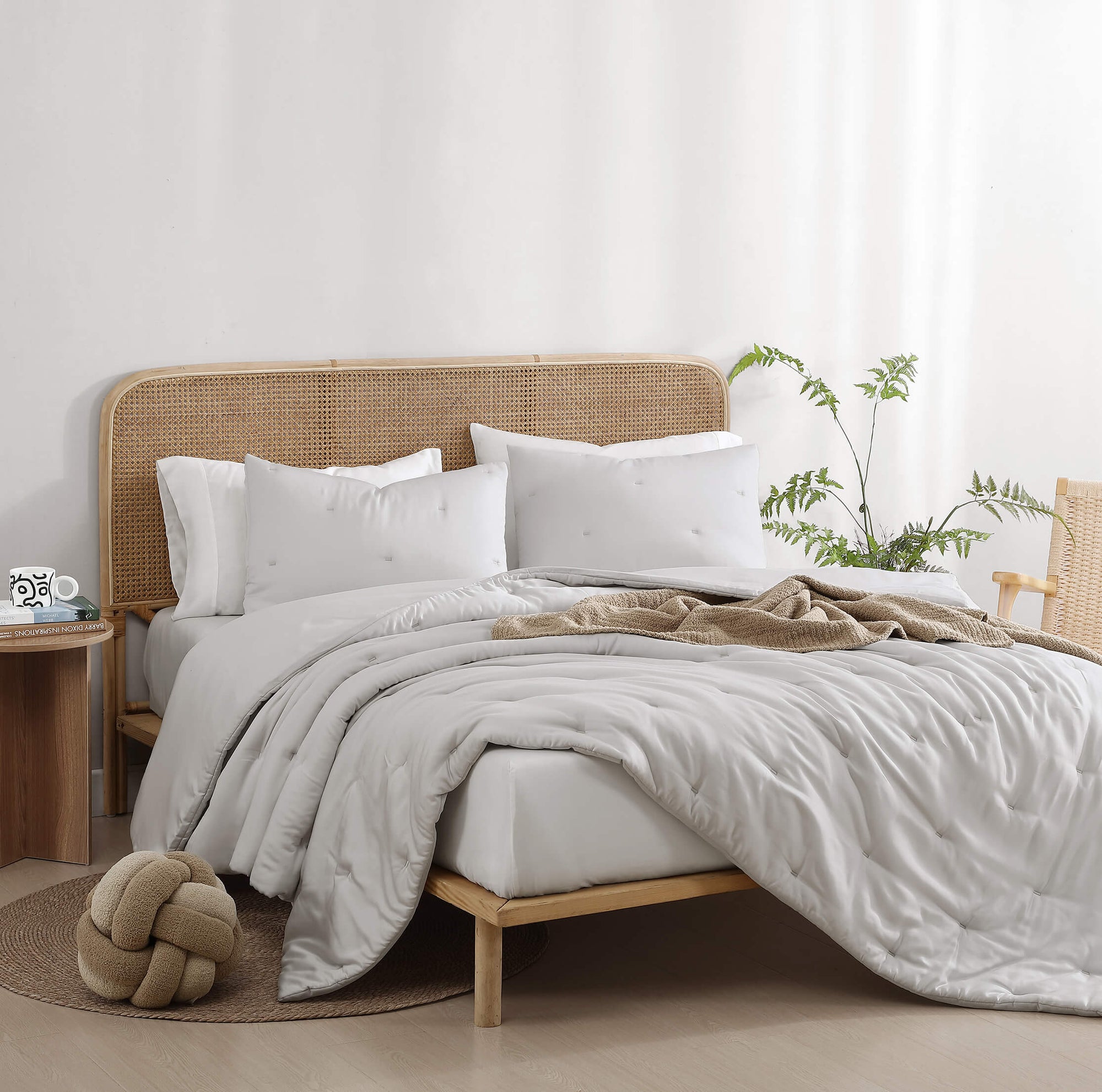 All-in-one sustainable comforter replacing duvet and top sheet