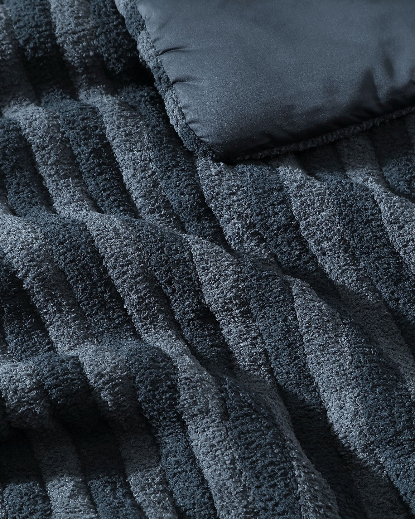 Close-up of piped trim on Snug Piped Comforter