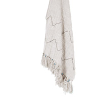 Natural chevron cotton throw – detail