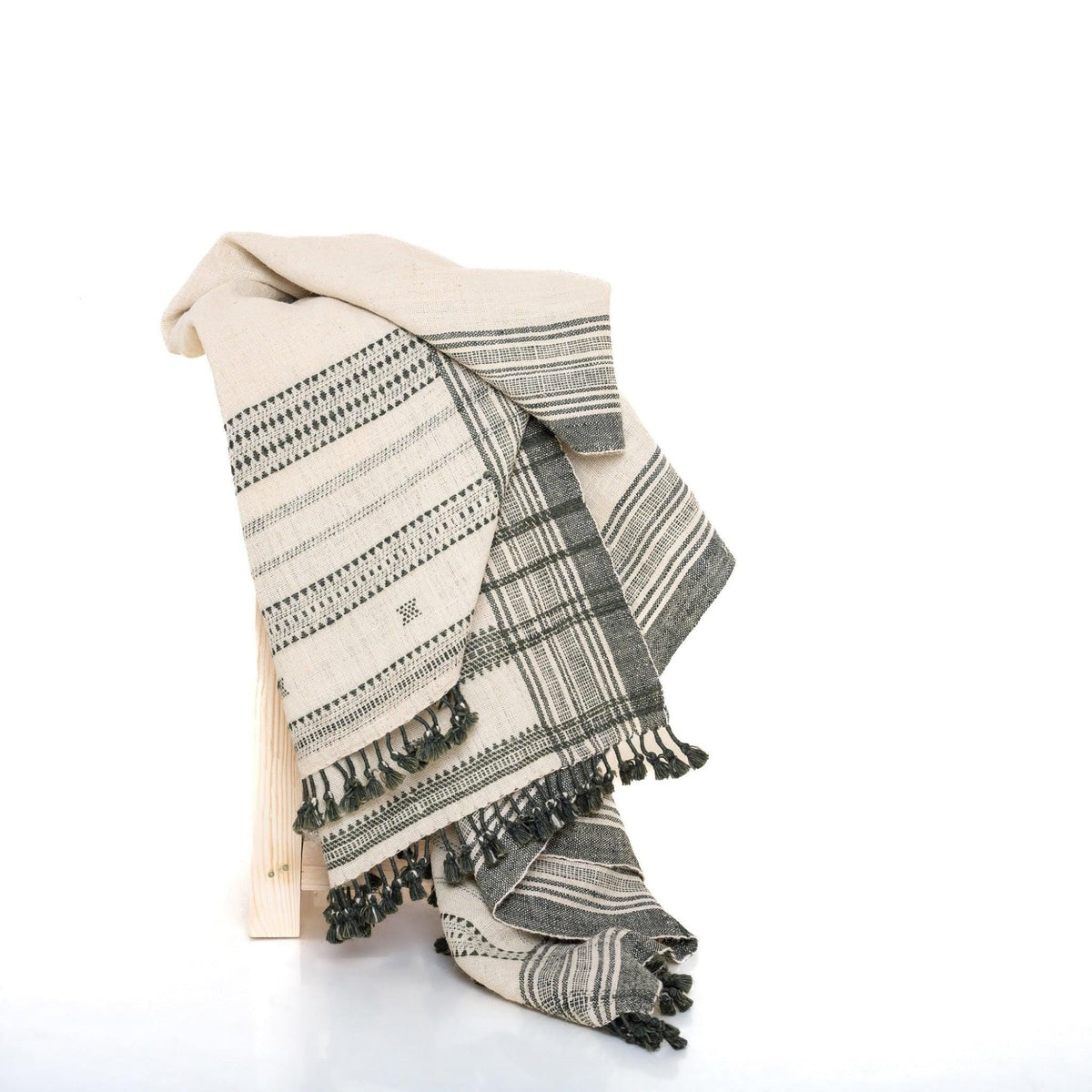 Solitaire white handwoven Indian wool throw blanket – view 7