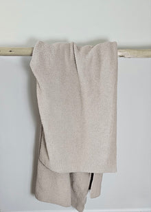 The Nest microfiber throw blanket in Fossil – view 2