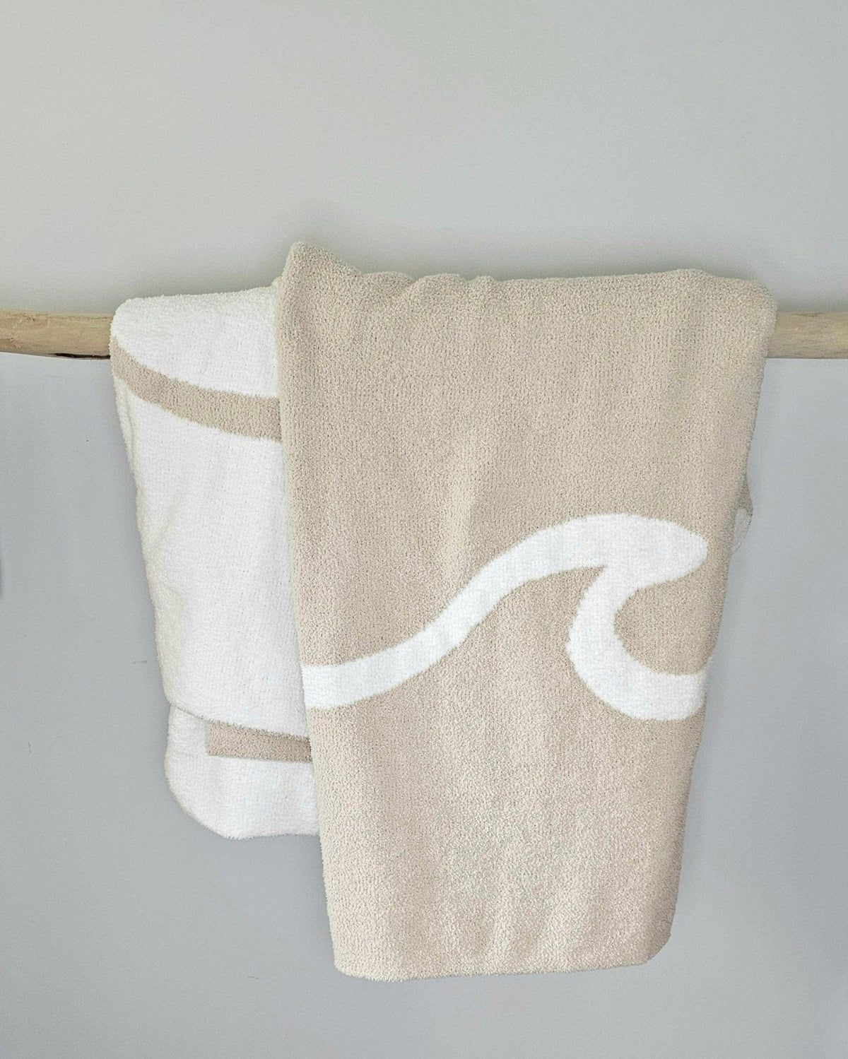 Wave microfiber throw blanket with coastal wave pattern – view 8