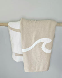 Wave microfiber throw blanket with coastal wave pattern – view 8