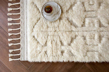 Iris pearl rug, corner close-up